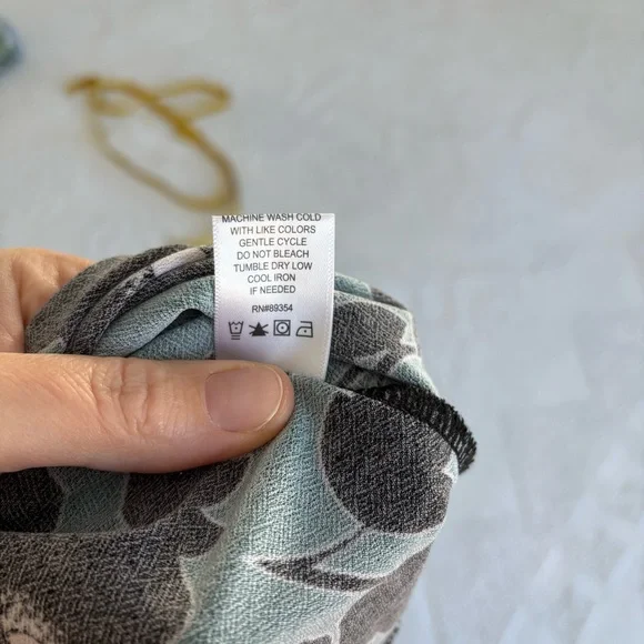 Adrienne Vittadini women’s size large floral 3/4 sleeve blouse with gold circles - Picture 8 of 9